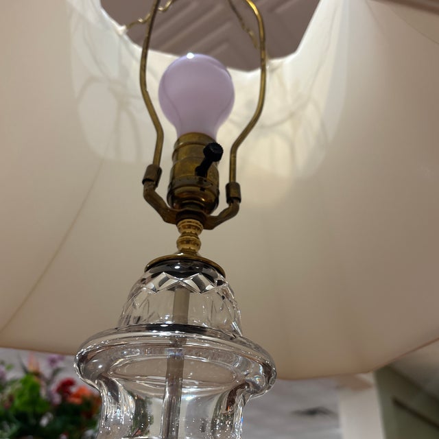 Late 20th Century Crystal Table Lamp – Diamond Cut Urn Form With Brass Mounts For Sale - Image 4 of 5