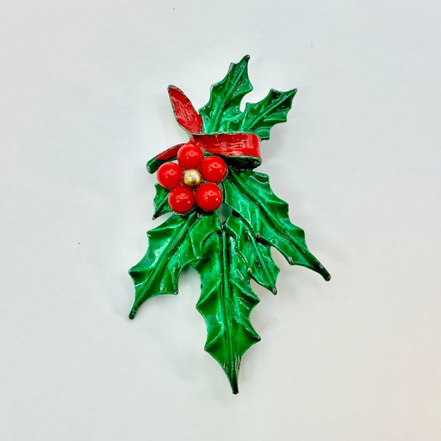 Mid-Century Modern Mid-Century Boho Chic Americana Christmas Painted Holly With Berries Swag Brooch. For Sale - Image 3 of 6