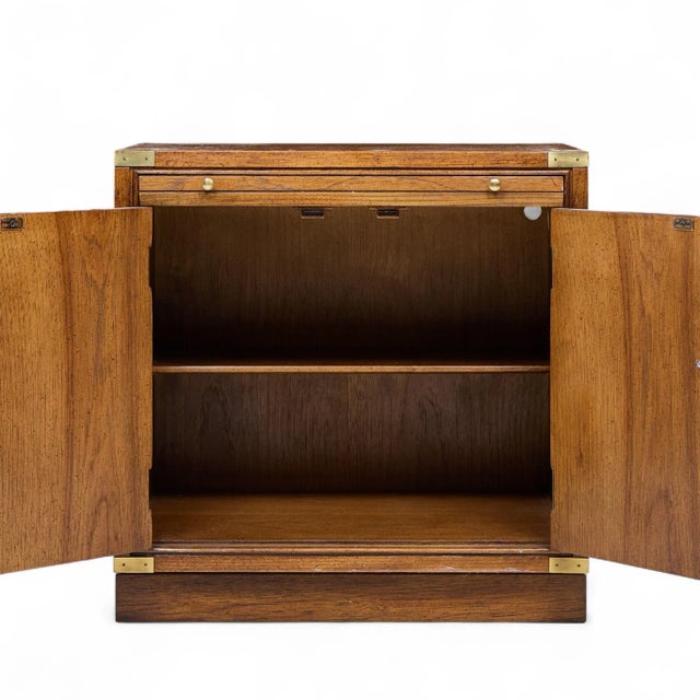 Brown Hickory Manufacturing Mid Century Burlwood and Brass Nightstands - Pair For Sale - Image 8 of 12