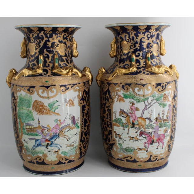 Mid 20th Century Pair Large 18" Chinese Porcelain Vases Cobalt Blue Gold Hunt Scene Chinoiserie For Sale - Image 9 of 18