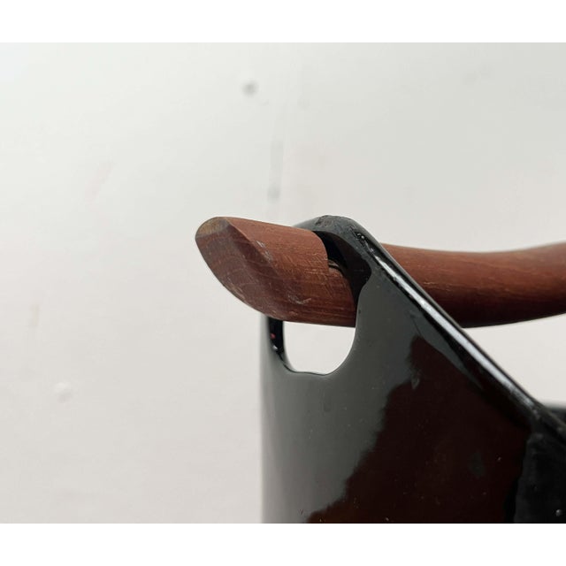 1960s Mid-Century Modern Black Enamel Cast Iron Pot with Teak Handle by Timo Sarpaneva for Rosenlew of Finland, 1960s For Sale - Image 5 of 18