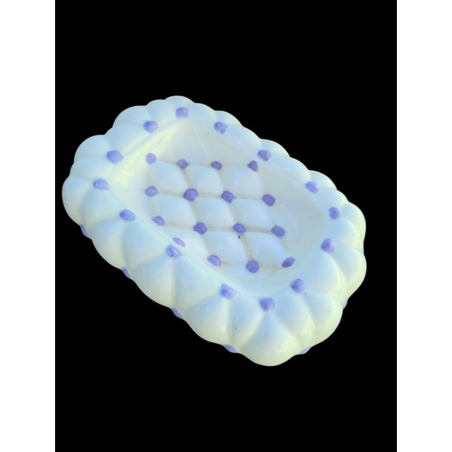 A beautiful vintage throw back bathroom set consisting of a ceramic tissue box cover and matching soap dish. The design of...