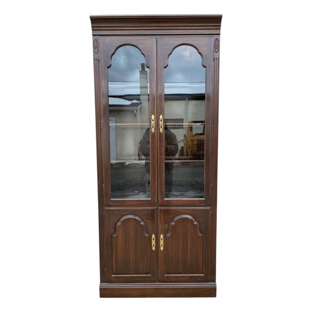 1980s Ethan Allen Georgian Court Display Cabinet Curio Hutch Lighted Chippendale For Sale