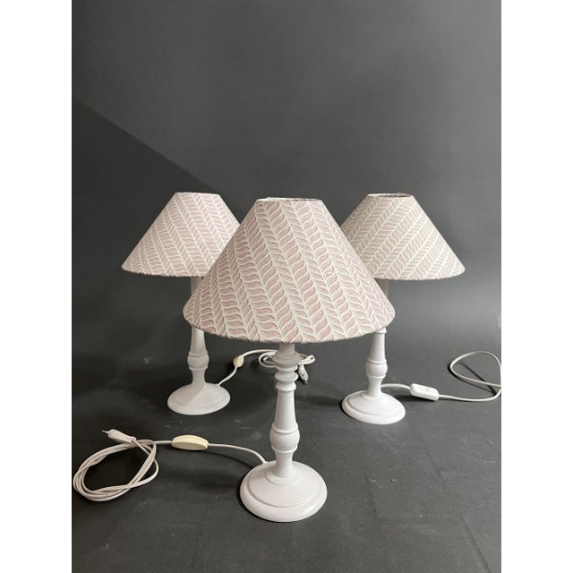 Vintage Table Lamp in White For Sale - Image 5 of 5