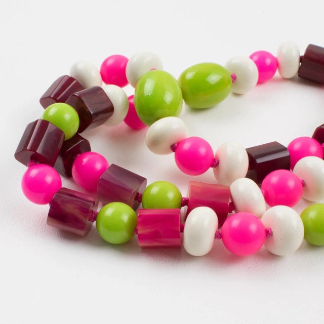 1950s Bakelite and Lucite Long Necklace White, Hot Pink, Apple Green Beads For Sale - Image 5 of 12