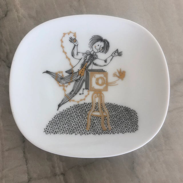Rosenthal Germany Vintage Black, White and Gold Rosenthal Peynet Porcelain Dish Featuring Floating Photographer For Sale - Image 4 of 4