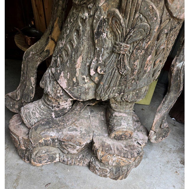 19th Century: Carved wooden sculpture depicting a figure with an umbrella Used condition
