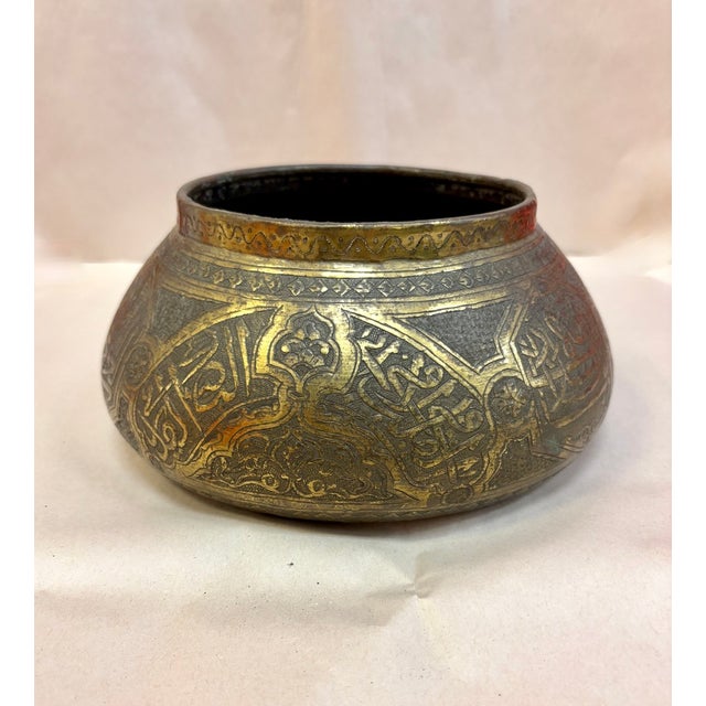 Moroccan Antique Circa 1900 Syrian Damascus Mamluk Revival Engraved Brass Arabic Calligraphy Bowl For Sale - Image 3 of 9