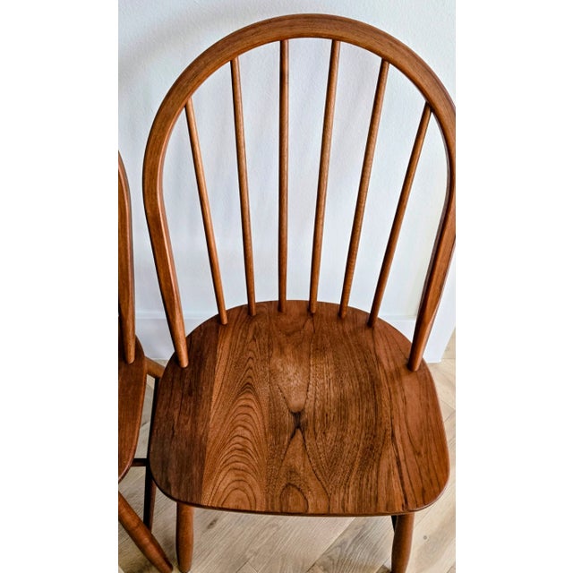 Mid-Century Modern Pair of Danish Modern Windsor Armchairs – Mid-Century Maple Accent Chairs For Sale - Image 3 of 9