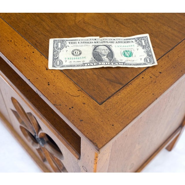 Mid-Century Modern Pair Double Door Pierced Carved Doors Compartment Night Stands End Tables Mint For Sale - Image 3 of 17