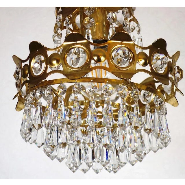 Beautiful chandelier, which has an impressive design off and throws very nice light even when the condition is switched on...