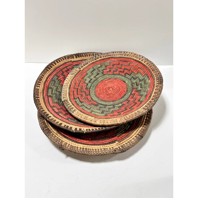 1900 - 1909 Early 20th Century African Coiled Raffia Basket Bowls – Uganda, Set of 3 For Sale - Image 5 of 8