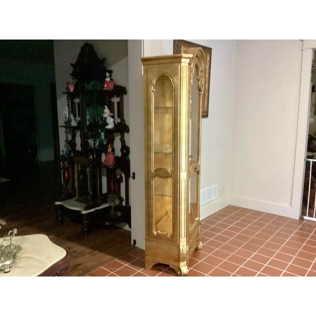 1940s Weiman Vintage Hollywood Regency Style Gold Lighted Curio Display Cabinet 1940s Lighted With Drawer For Sale - Image 5 of 17