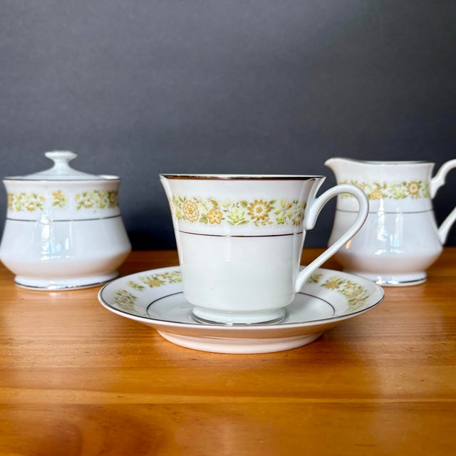 Ceramic Vintage Towne House Spring 3094 Creamer & Sugar Bowl Set • Yellow Floral Band and Silver Trim For Sale - Image 7 of 8