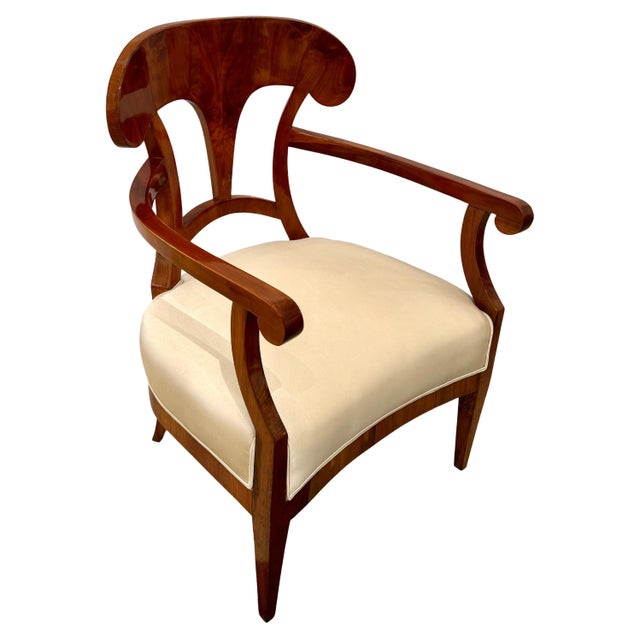 A pair of fine Biedermeier armchairs. Cherry wood.