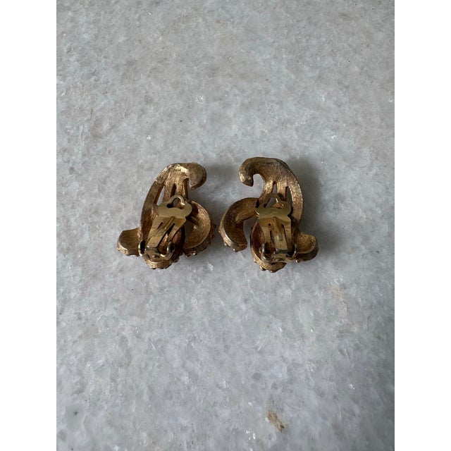Mid 20th Century Vintage Gold-Tone Textured Cluster Clip-on Earrings For Sale - Image 5 of 5