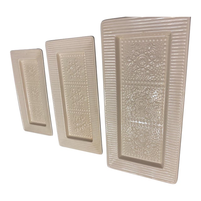 Set of 3 White Ceramic Nesting Platters Embossed Snowflake Winter Serving Trays For Sale