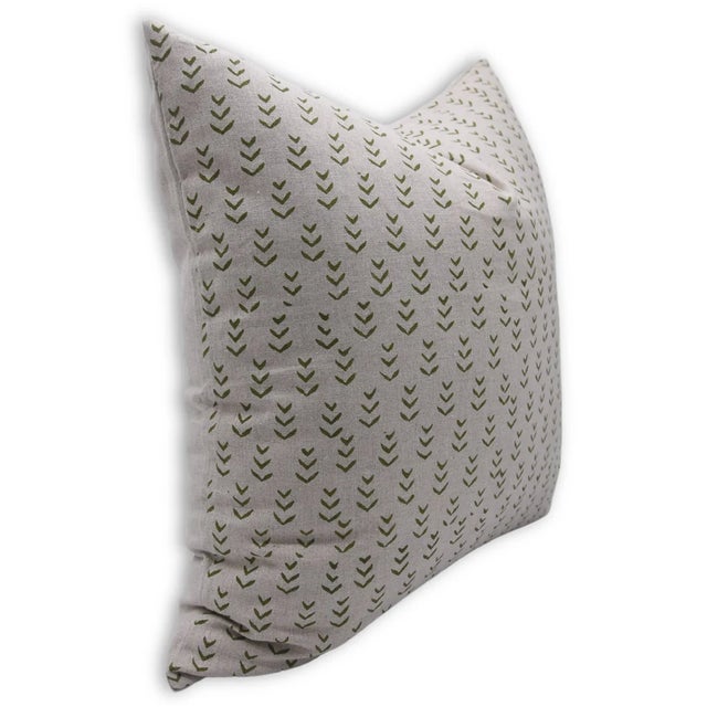 Add a touch of handcrafted sophistication to your home with Fabdivine’s Ankur block print cushion cover. Made from pure...