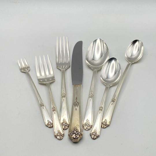 Oneida 1940s Oneida Community Tudor Silverplate "Sweet Briar" 72-Piece Set (Service for 8 With Bonus Pieces and Wooden Chest) Vintage 1948 For Sale - Image 4 of 18