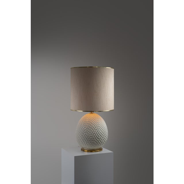 A stunning mid-century ceramic table lamp in white. This lamp was designed in italy in the early 1970s. A great addition...