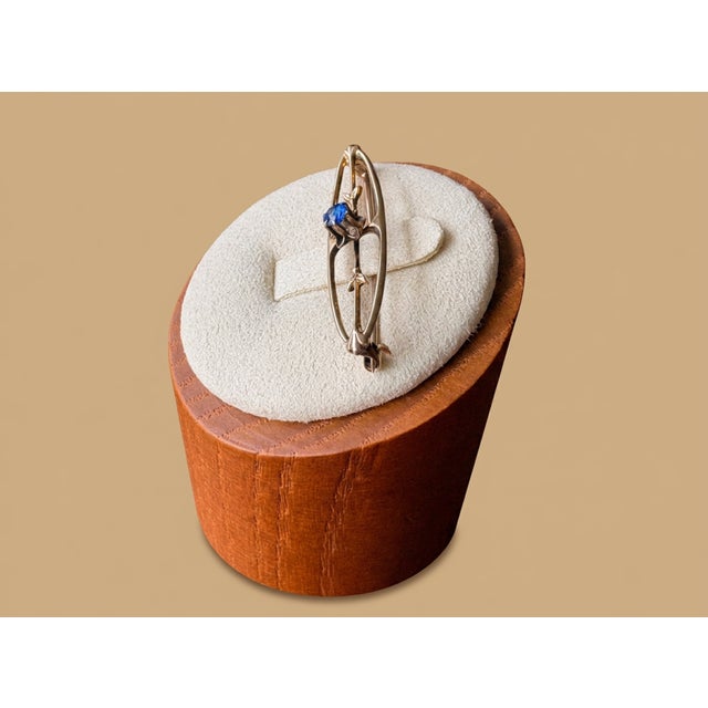 Art Deco Antique Edwardian 10k Yellow Gold Bar Pin Brooch With Blue Stone-Floral Leaf Motifs For Sale - Image 3 of 8