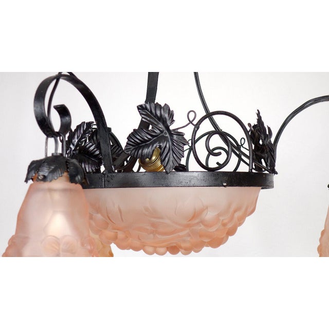Black French Art Deco Wrought Iron Degue-Ros Pate de Verre Chandelier, 1930s For Sale - Image 8 of 15