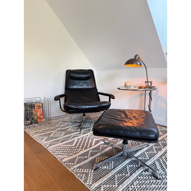 Metal Set of Mid-Century Lounge Chair and Ottoman in Black Leather and Chrome, 1960s, Set of 2 For Sale - Image 7 of 17