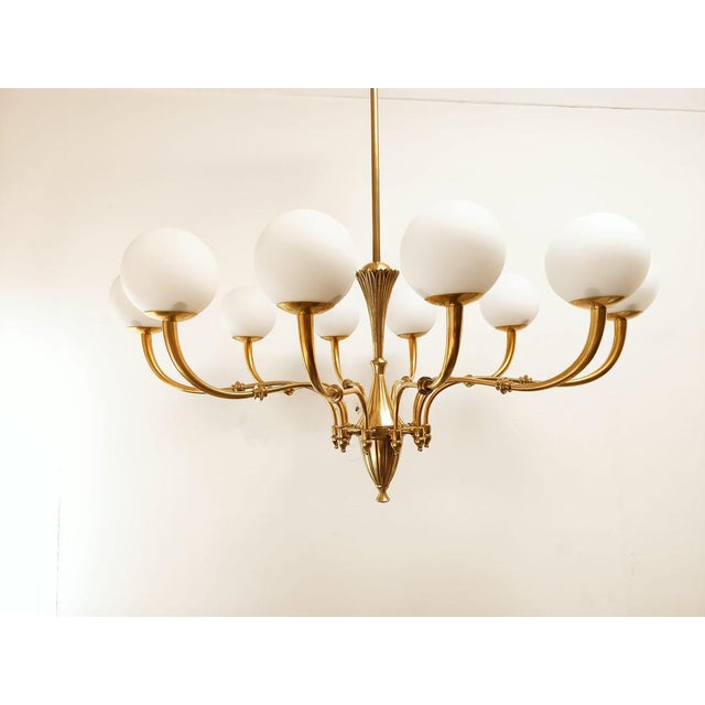 Baroque Oval Brass Chandelier with 10 Lights and Spheres For Sale - Image 3 of 18