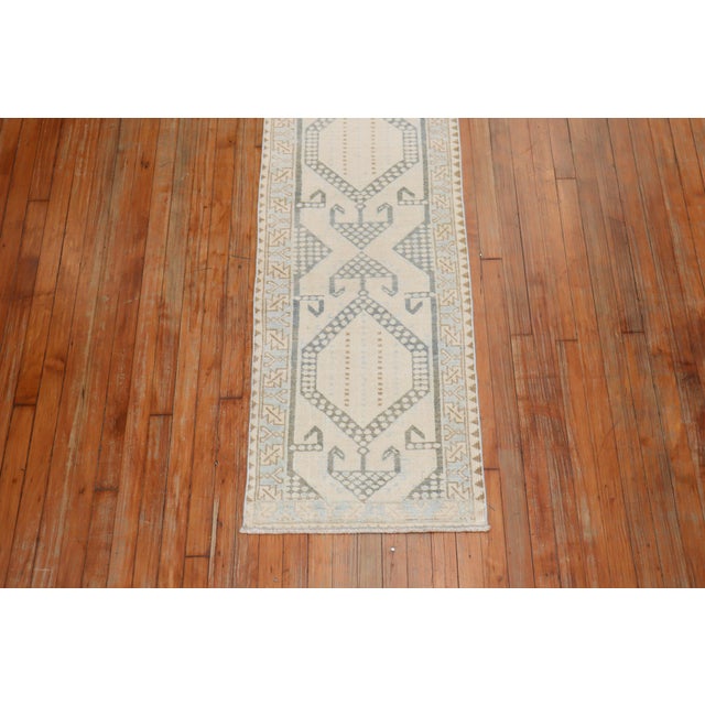 Narrow Neutral Color Persian Runner, Mid-20th Century For Sale In New York - Image 6 of 18