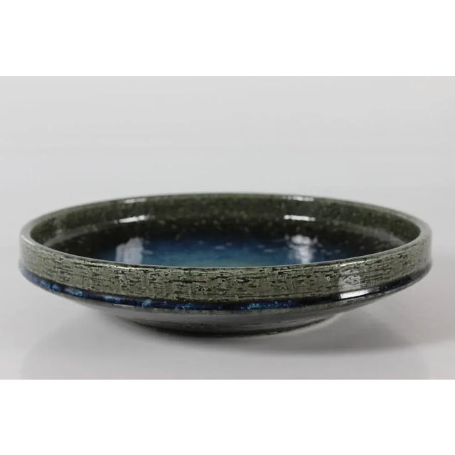 Large low ceramic bowl by Annelise and Per Linnemann-Schmidt for Palshus, Denmark. Made in the 1960s. It is made with...