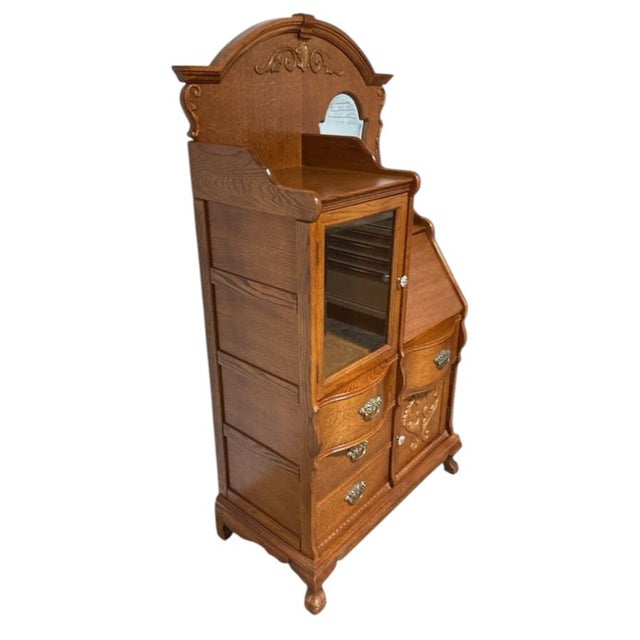 The Lexington Furniture Victorian Sampler Collection Side by Side Vanity Chest is a stylish and elegant piece of furniture...