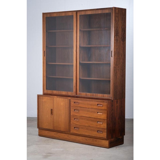 Elegant display cabinet designed by Poul Hundevad in Denmark during the 1960s. Crafted in beautifully grained rosewood,...