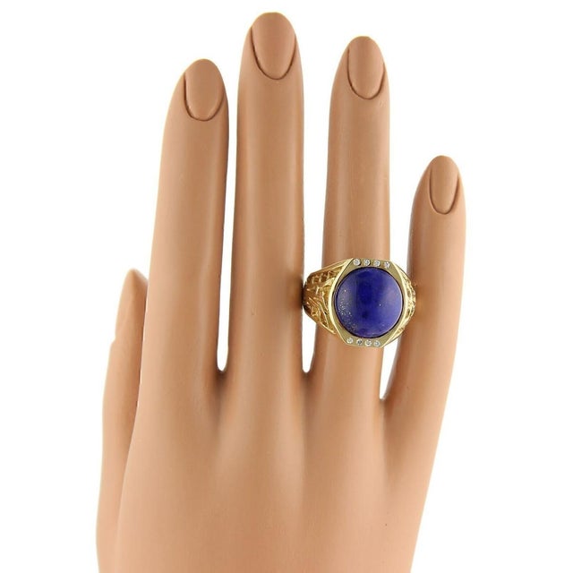 Mid 20th Century 18k Yellow Gold Diamond & Lapis Open Design Solitaire Ring Size 9 For Sale - Image 4 of 5