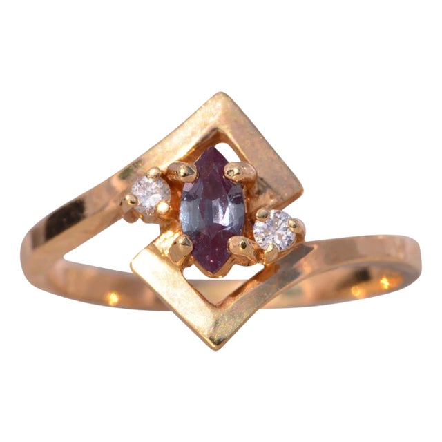 The Noda: Modern Lab Alexandrite and Natural Diamond Ring in Yellow Gold For Sale
