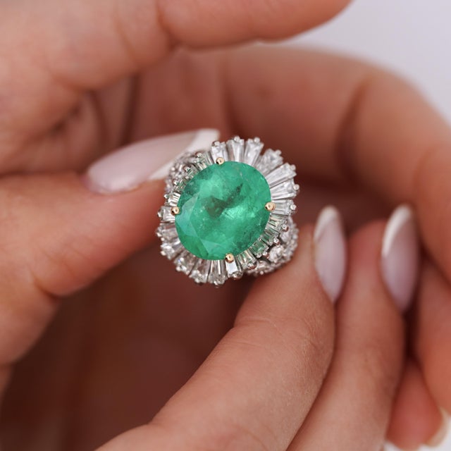 1990s 6.8 Carat Oval Cut Colombian Emerald and Diamond Platinum Ring, Size 4.5 For Sale - Image 4 of 13