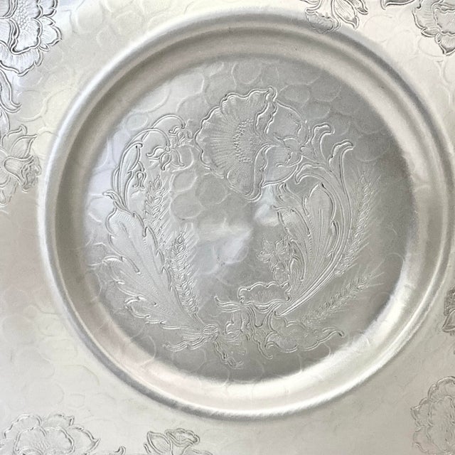 1950s Vintage Boho Chic Arts & Crafts Hand Wrought Etched Aluminum Round Serving Tray. For Sale - Image 4 of 11