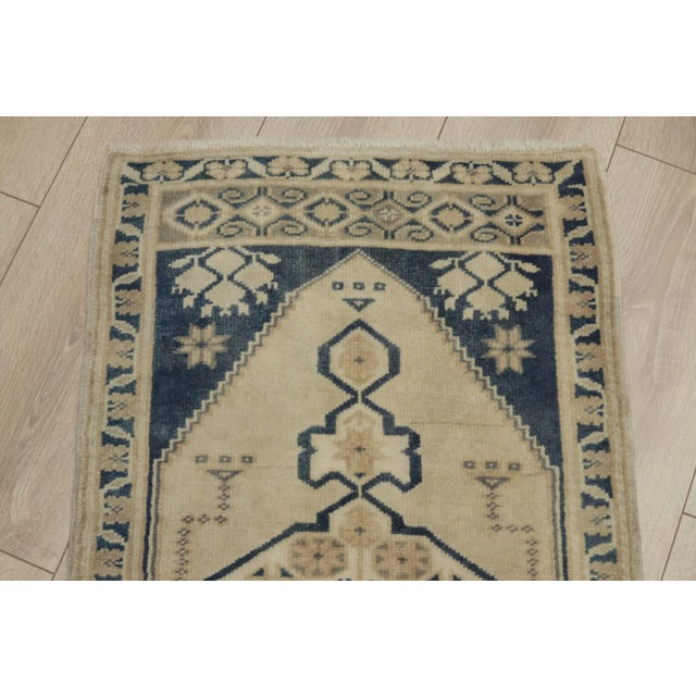 1980s Turkish Cream Medallion Handmade Rug For Sale - Image 4 of 8