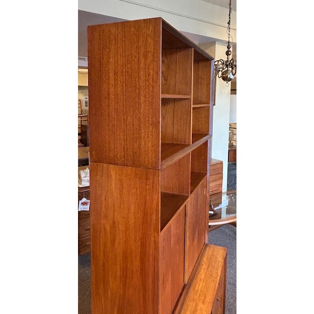 Brown Mid Century Modern Teak Three Tier Bookcase / Cabinet c.1960 For Sale - Image 8 of 8