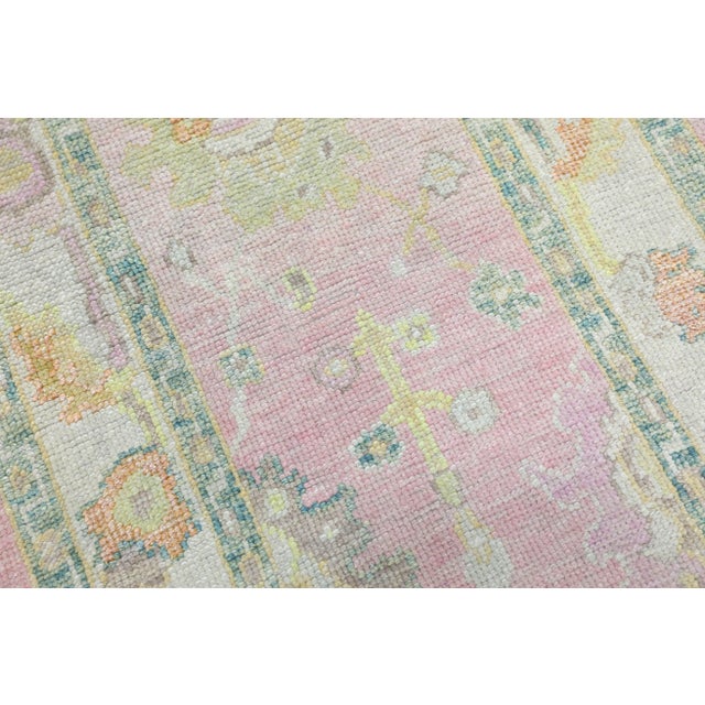 This modern Turkish Oushak rug is a stunning piece of art that has been handwoven using traditional techniques by skilled...