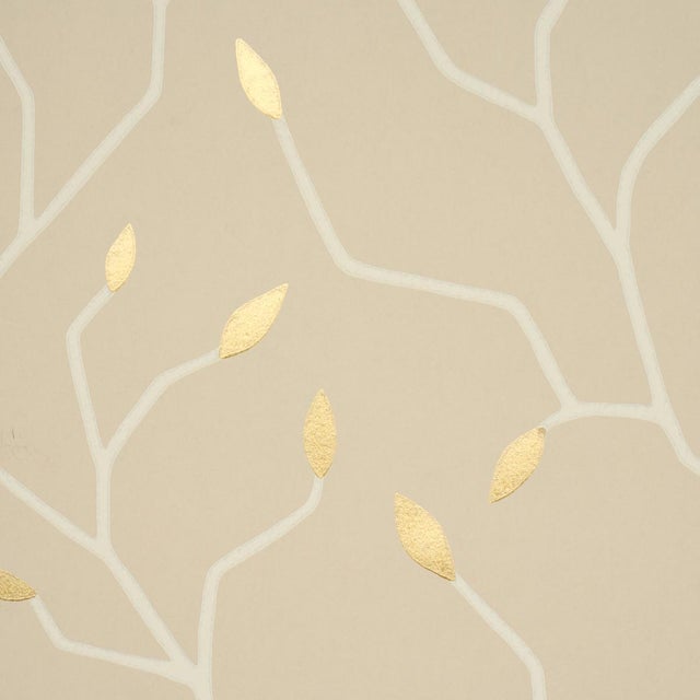 Contemporary SAMPLE - Schumacher Cymbeline Wallpaper In Alabaster For Sale - Image 3 of 5