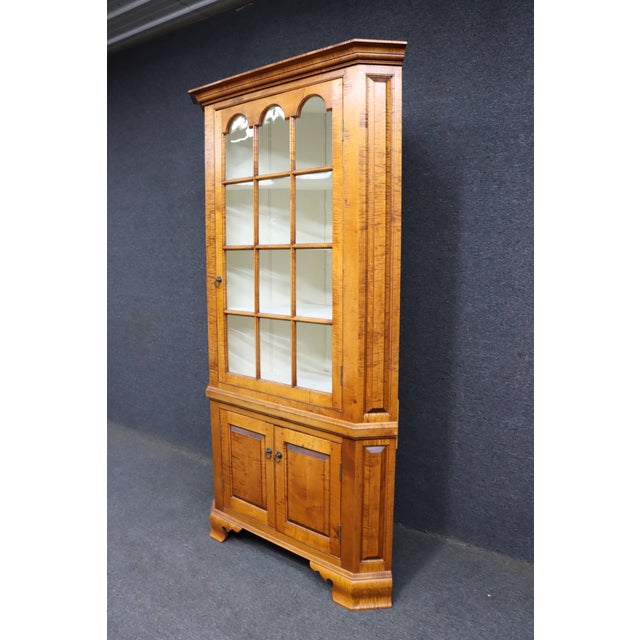 1980s D. R. Dimes Benchmark Tiger Maple Corner Cabinet For Sale - Image 5 of 18