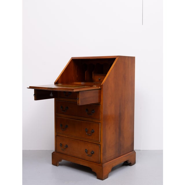 Very nice attractive small secretary in a Georgian style. Mahogany Green Leather inlay. Good quality piece, nice interior....