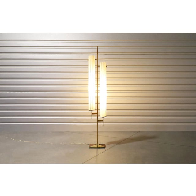 1970s Mid-Century Modern Brass and Walnut Floor Lamp For Sale In Los Angeles - Image 6 of 12
