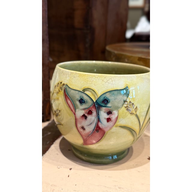 English Vintage Moorcroft Arum Lily Wide Mouth Vase Yellow Green Art Pottery England 4½ Inch For Sale - Image 3 of 8