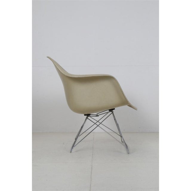 Mid-Century Modern Lar Fiberglass Armchair by Charles & Ray Eames for Herman Miller, 1950s For Sale - Image 3 of 16
