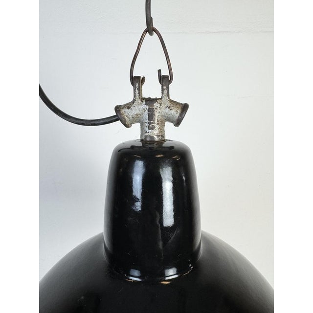 Mid-Century Modern Industrial Black Enamel Factory Lamp with Cast Iron Top, 1950s For Sale - Image 3 of 16