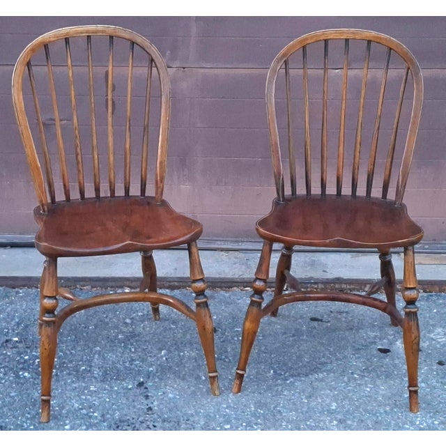 English Early 20th Century Pair of English Windsor Style Stained Oak Side Chairs For Sale - Image 3 of 9