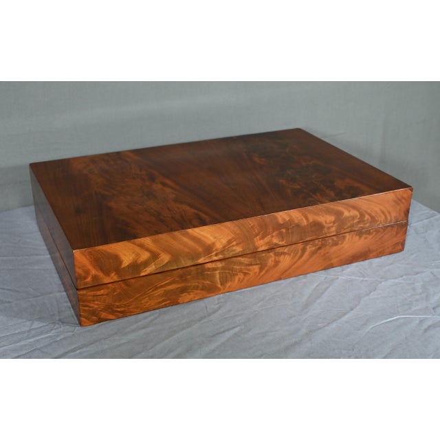 This mahogany Trictrac apron, offered in the form of a box, is an exceptional piece that will delight fans of old board...