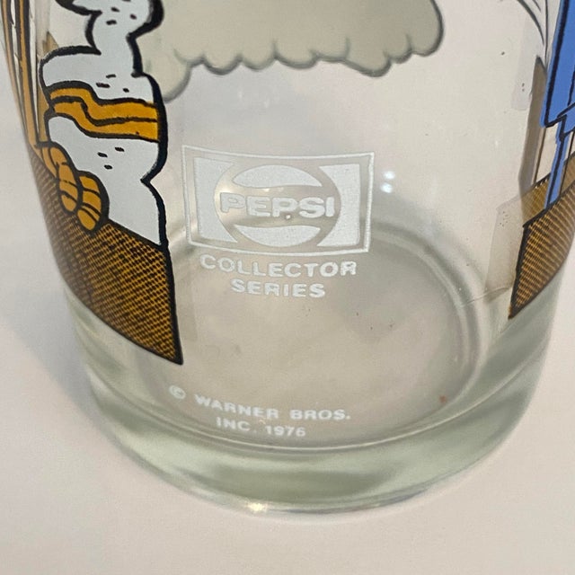 1970s 1976 Looney Tunes Wile E. Coyote and the Road Runner Collector Series "Interaction" Glass For Sale - Image 5 of 6