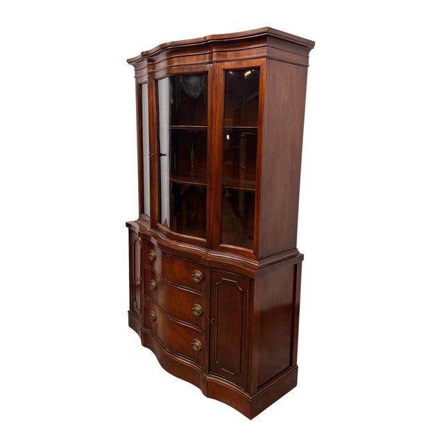 1960s Vintage Federal Style Bow Front Mahogany China / Display Cabinet For Sale - Image 5 of 11